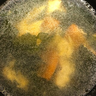 にんじんと卵とわかめの鶏だし中華スープ